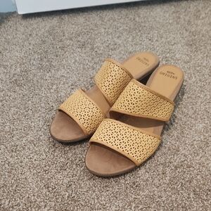 Earth Origins Women's Tan Sandals!